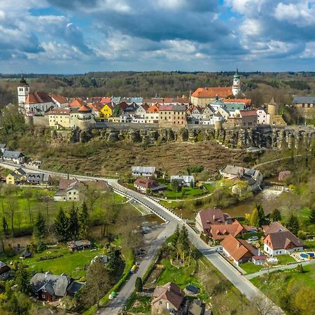Penzion Na Hradcanech โนเว เมสตู นอด เมตูยี ภายนอก รูปภาพ