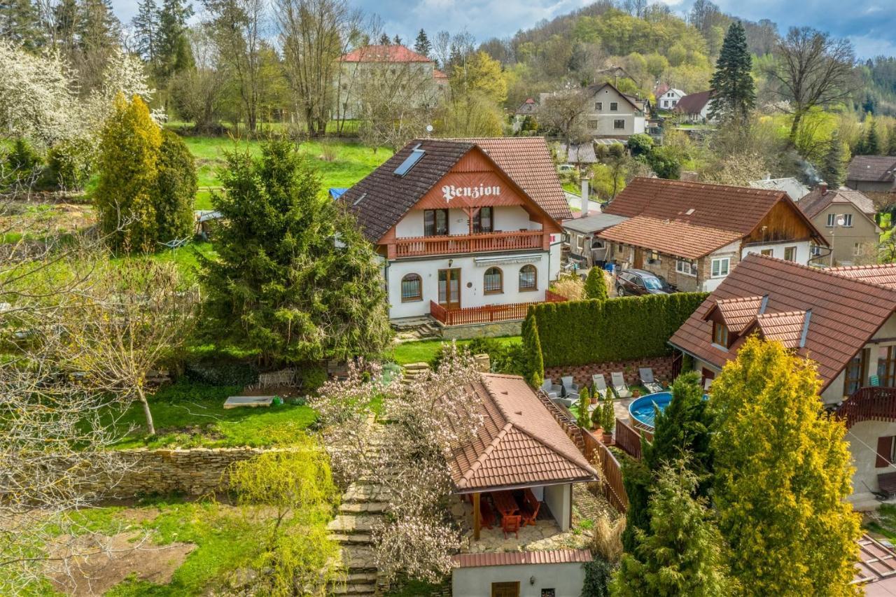Penzion Na Hradcanech โนเว เมสตู นอด เมตูยี ภายนอก รูปภาพ