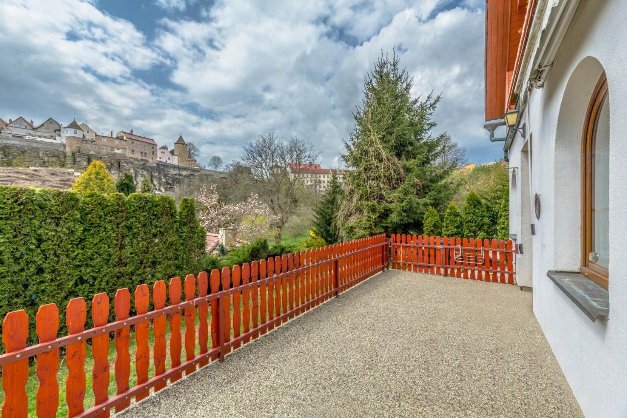 Penzion Na Hradcanech โนเว เมสตู นอด เมตูยี ภายนอก รูปภาพ