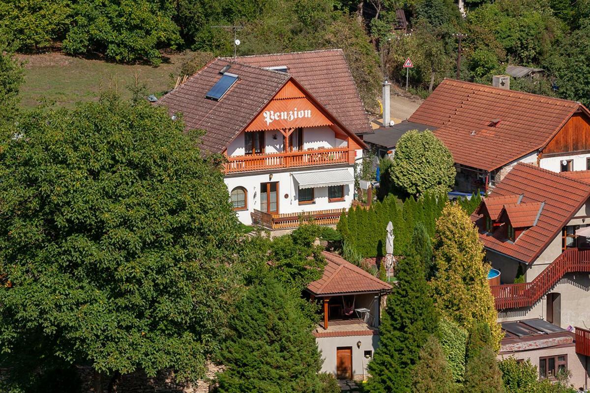 Penzion Na Hradcanech โนเว เมสตู นอด เมตูยี ภายนอก รูปภาพ