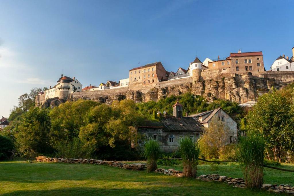 Penzion Na Hradcanech โนเว เมสตู นอด เมตูยี ภายนอก รูปภาพ
